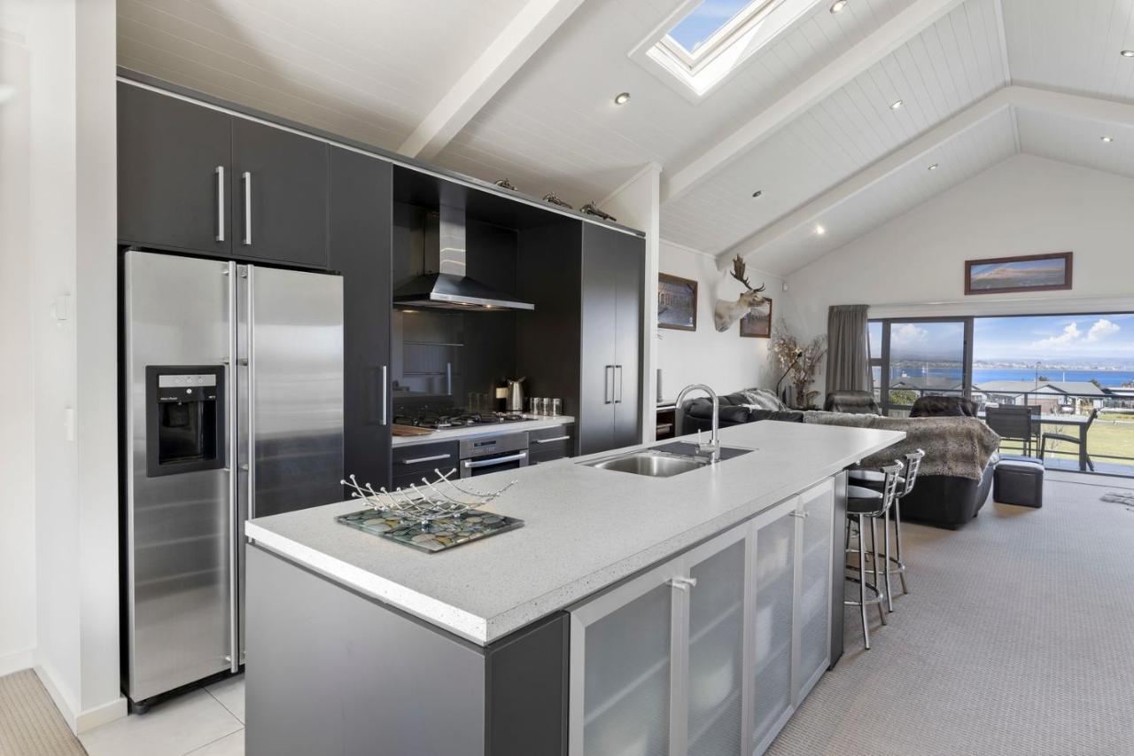 Bay Bliss - Lake Taupo Holiday Home Buitenkant foto